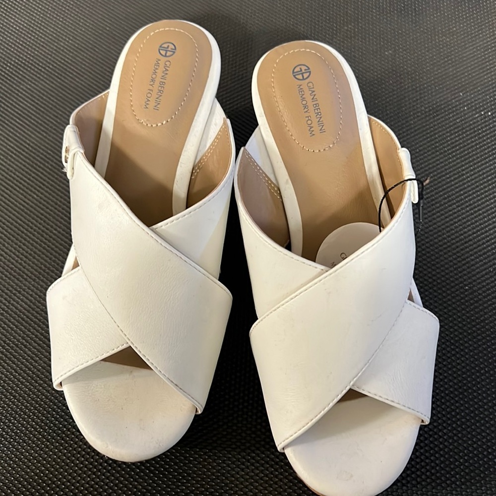 GIANI BERNINI Memory Foam White Sandals Size 5 NWT